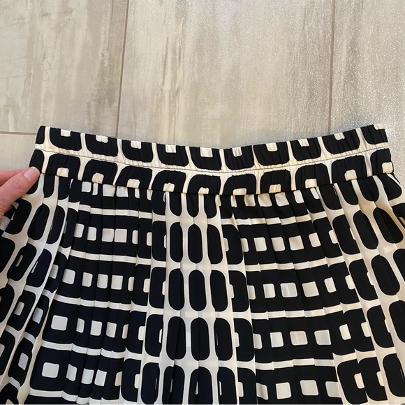 Banana Republic Black and White Geometric Print Pleated Elastic Waist Skirt - Picture 3 of 9